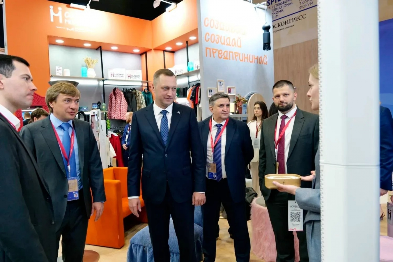 Губернатор Роман Бусаргин на Петербургском международном экономическом форуме встретился с руководителем Федерального агентства по делам молодежи Григорием Гуровым