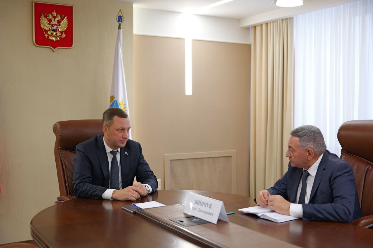 Губернатор Роман Бусаргин встретился с  председателем Общественной палаты области, председателем регионального отделения Общероссийской общественно-государственной организации «Ассамблея народов России» Борисом Шинчуком