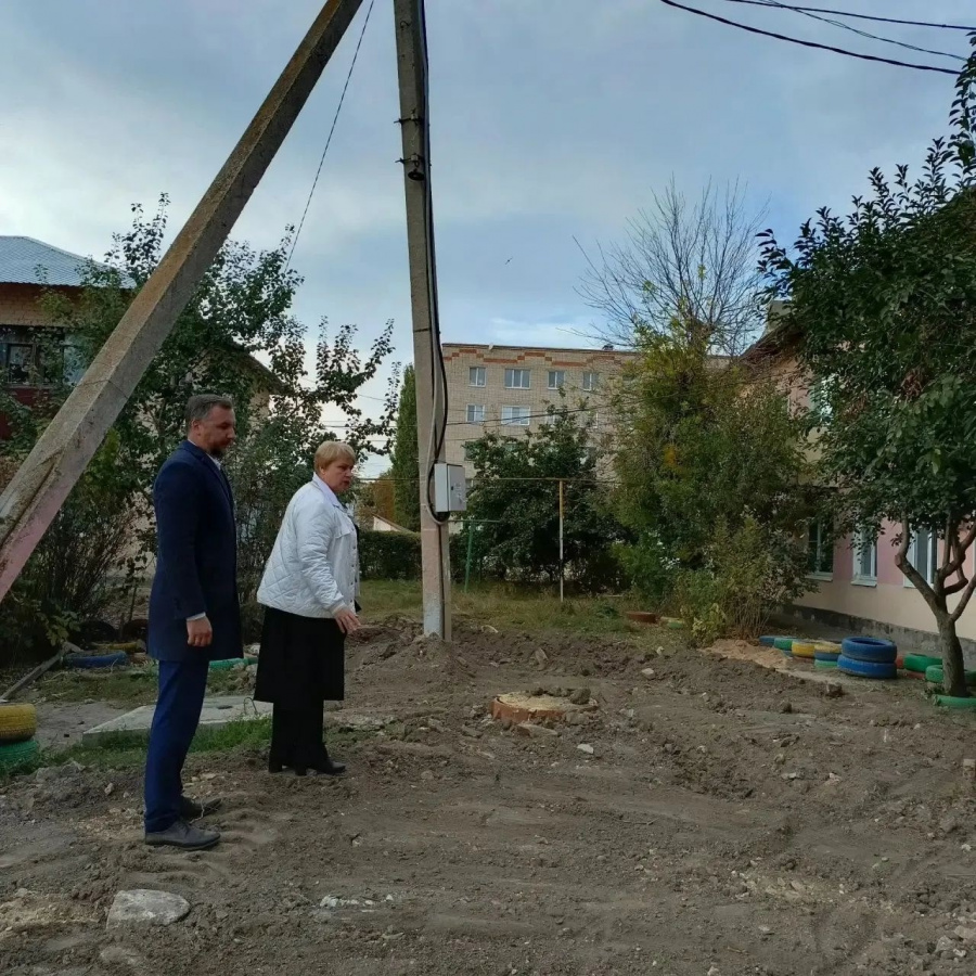Глава района Елена Наумова проверила ход ремонтных работ отопительной системы в р.п. Степное Глава района Елена Наумова проверила ход ремонтных работ отопительной системы в р.п. Степное