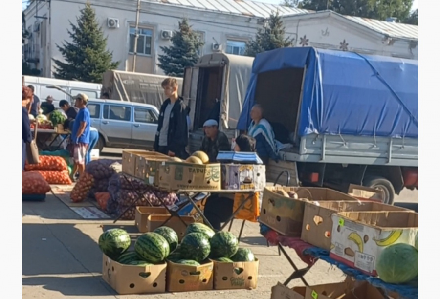 Сегодня на центральной площади р.п. Степное состоялась  ярмарка выходного дня