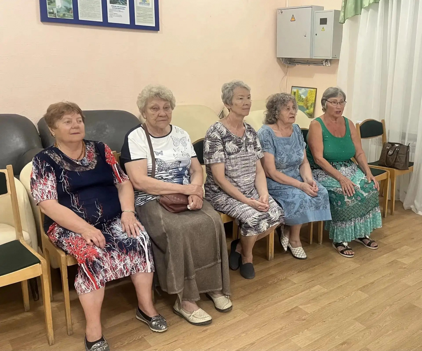 При поддержке администрации Советского района в Центре социального обслуживания населения прошел час патриотизма «Страна непобедима, когда един народ»