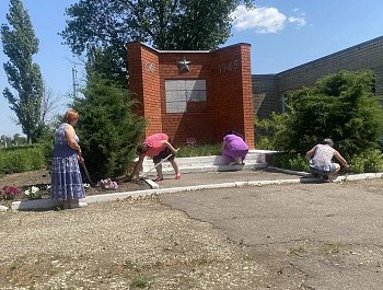 Сотрудниками управления образования проведен субботник 