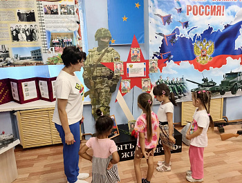 В рамках работы управления образования администрации района дошкольники МБДОУ - д/с « Василёк» с. Любимово посетили школьный музей