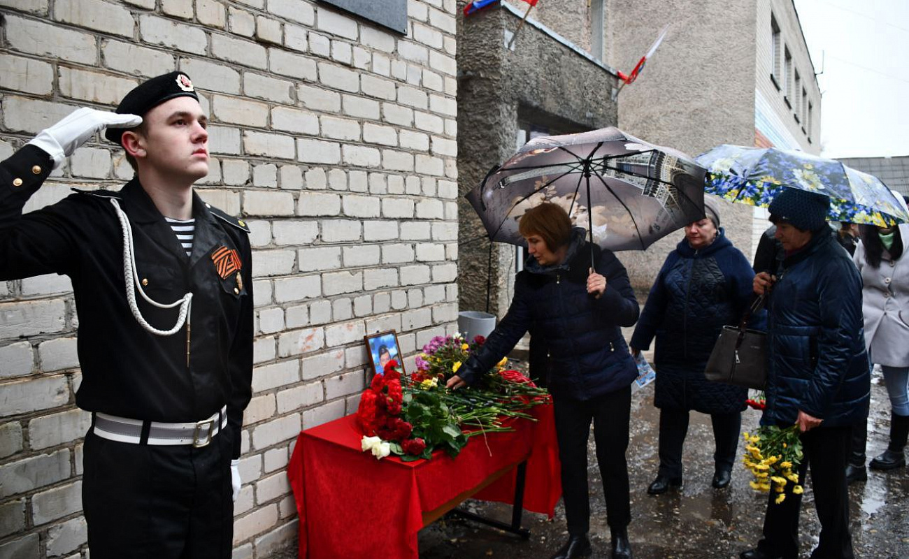 В школе р.п.Советское состоялось открытие мемориальной доски | 09.11.2023 |  Степное - БезФормата