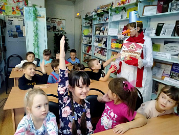 В Любимовской  библиотеке для воспитанников детского сада "Василёк" прошёл литературно-игровой час "Зимняя книга"