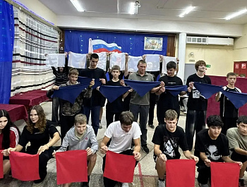 Сотрудниками библиотечной системы администрации района проведен тематический час «Флаг России — великое знамя»