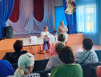 Глава Советского района Елена Наумова провела встречу с жителями села Любимово