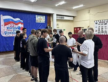Сотрудниками библиотечной системы администрации района проведен тематический час «Флаг России — великое знамя»
