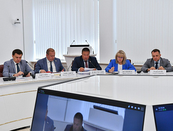 Роман Бусаргин провел постоянно действующее совещание с руководителями министерств и ведомств Правительства области