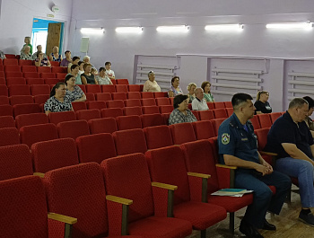 Глава района Елена Наумова провела встречу с жителями с. Новокривовка Пушкинского МО 