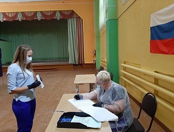 В Советском районе с 8.00 часов открылись избирательные участки по проведению общероссийского голосования по вопросу одобрения изменений в Конституцию РФ.