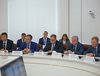 Губернатор Роман Бусаргин провел постоянно действующее совещание с зампредами правительства, министрами и главами районов. Обсуждалась текущая обстановка в области, вопросы в сфере ЖКХ, темы, которые поднимались жителями в социальных сетях.