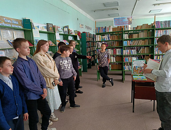 В рамках плана работы управления культуры и кино администрации района в сельской библиотеке для школьников проведен экологический книгомаршрут