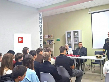 Сотрудники библиотечной системы администрации района провели мероприятие, посвященное Дню воссоединения Донецкой и Луганской народных республик, Запорожской и Херсонской областей с Российской Федерацией