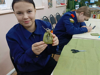 В рамках работы РДДиЮ администрации района школьники создали обереги для участников СВО