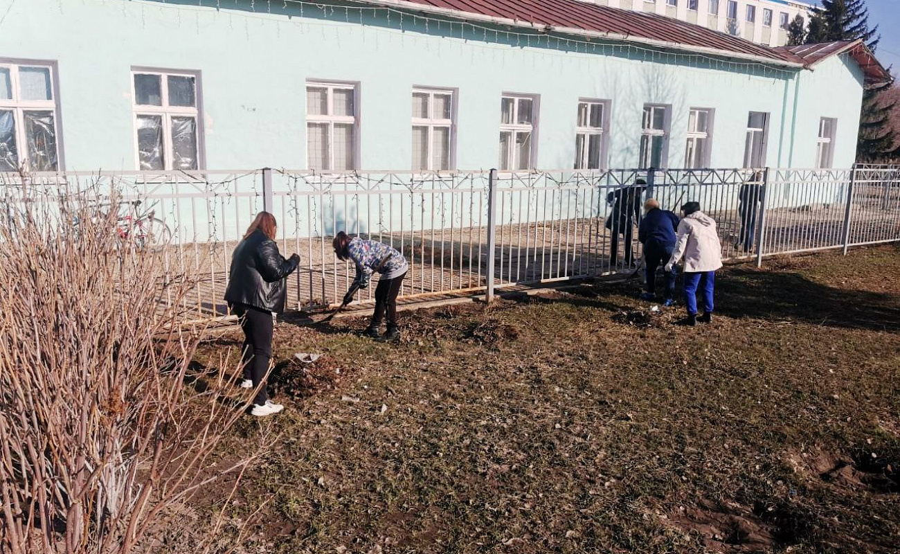 Первый весенний субботник провели образовательные учреждения района. |  05.04.2024 | Степное - БезФормата