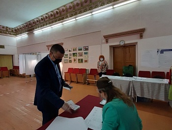Глава Советского района С.В. Пименов принял участие в голосовании по поправкам в Конституцию Российской Федерации.