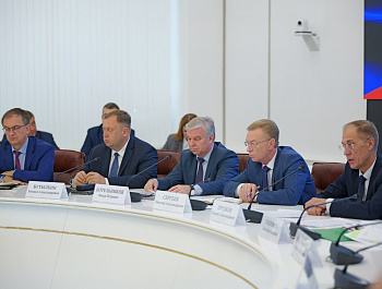 Губернатор Роман Бусаргин провел постоянно действующее совещание с зампредами правительства, министрами и главами районов. Обсуждалась текущая обстановка в области, вопросы в сфере ЖКХ, темы, которые поднимались жителями в социальных сетях.