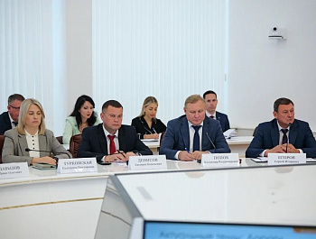 Губернатор Саратовской области Роман Бусаргин провел постоянно действующее совещание с зампредами правительства, министрами и руководителями ведомств, а также главами районов