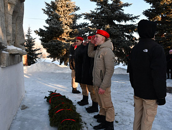 Глава района Сергей Пименов, депутаты, представители учреждений и организаций  возложили цветы к памятнику Защитникам Отечества