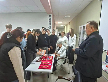 Сотрудники библиотечной системы администрации района провели мероприятие, посвященное Дню воссоединения Донецкой и Луганской народных республик, Запорожской и Херсонской областей с Российской Федерацией