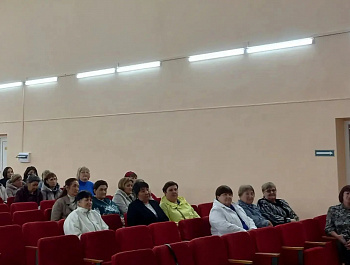 В сёлах Золотая Степь и Александровка состоялась встреча главы Советского района Елены Наумовой с местными жителями 