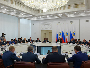 Губернатор Роман Бусаргин провел постоянно действующее совещание с зампредами правительства, министрами и главами районов. Обсуждалась текущая обстановка в области, вопросы в сфере ЖКХ, темы, которые поднимались жителями в социальных сетях.