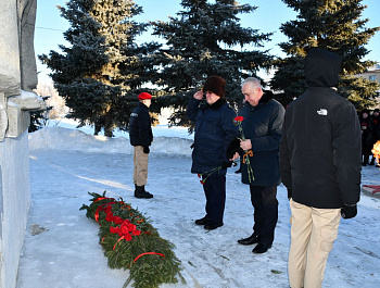 Глава района Сергей Пименов, депутаты, представители учреждений и организаций  возложили цветы к памятнику Защитникам Отечества