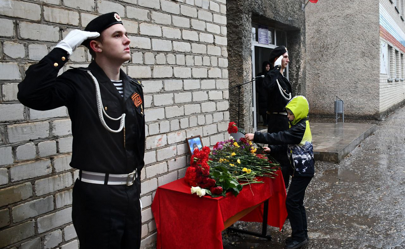 В школе р.п.Советское состоялось открытие мемориальной доски | 09.11.2023 |  Степное - БезФормата