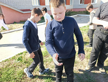 В рамках работы управления образования администрации района в МАОУ-СОШ с. Золотая Степь проведен экологический мастер-класс для начальной школы