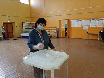В Советском районе с 8.00 часов открылись избирательные участки по проведению общероссийского голосования по вопросу одобрения изменений в Конституцию РФ.