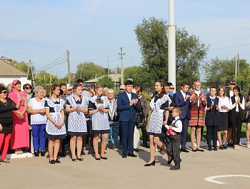 Торжественная линейка, посвящённая Всероссийскому Дню знаний