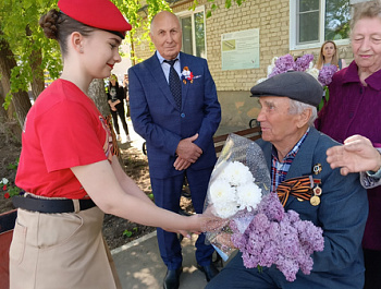 Администрацией района организованы выездные поздравления ветеранов с концертной программой и парадом юнармейских отрядов