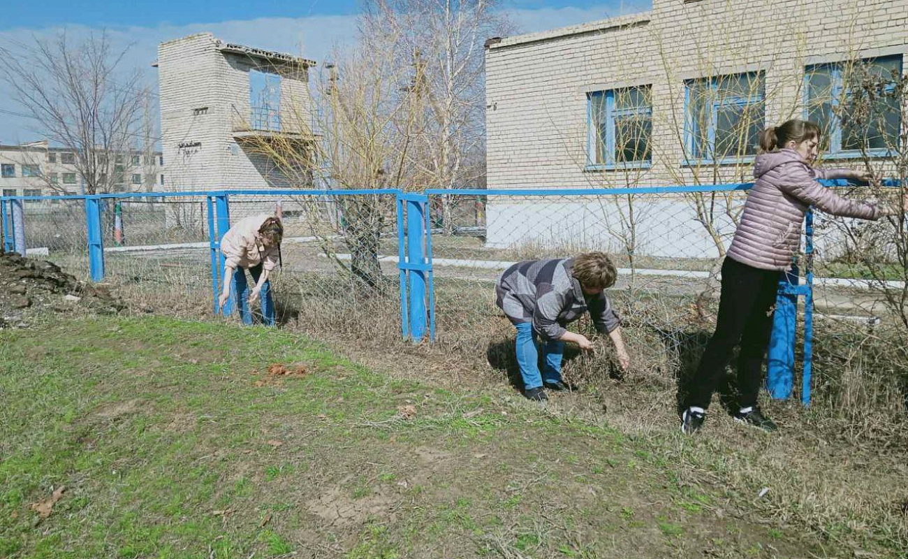 Первый весенний субботник провели образовательные учреждения района. |  05.04.2024 | Степное - БезФормата