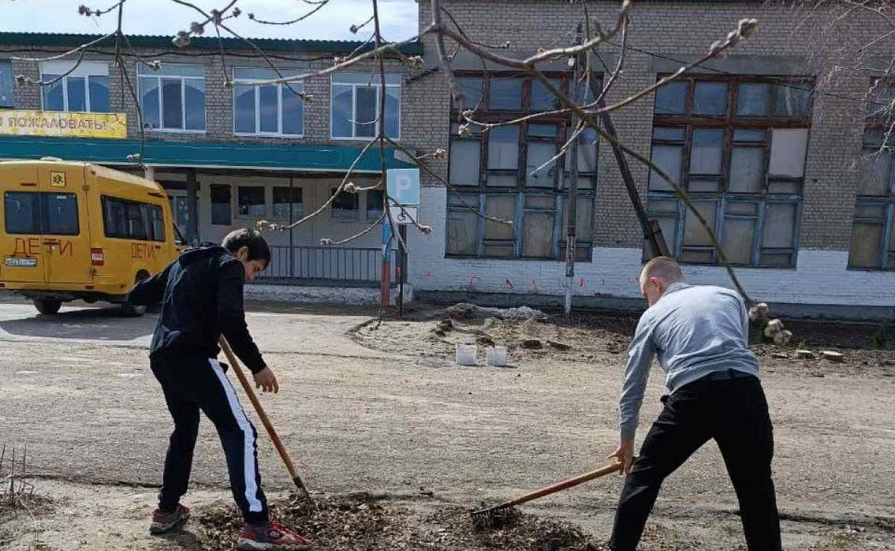 Первый весенний субботник провели образовательные учреждения района. |  05.04.2024 | Степное - БезФормата