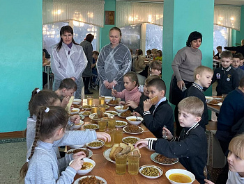 Организация горячего питания школьников на контроле администрации района и родителей
