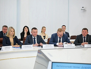 Губернатор Саратовской области Роман Бусаргин провел постоянно действующее совещание с зампредами правительства, министрами и руководителями ведомств, а также главами районов